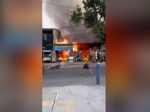 Detik-detik Ledakan Keras saat Pemadaman Kebakaran di Jakbar