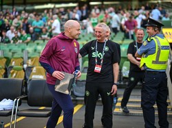 Momen Lucu Pelatih Inggris Nyelonong Duduk di Bench Irlandia