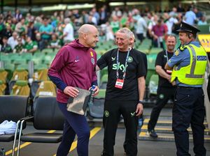 Momen Lucu Pelatih Inggris Nyelonong Duduk di Bench Irlandia Momen Lucu Pelatih Inggris Nyelonong Duduk di Bench Irlandia