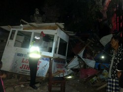 Truk Tabrak Truk di Jalan Denpasar-Gilimanuk, Konter Tiket Online Hancur