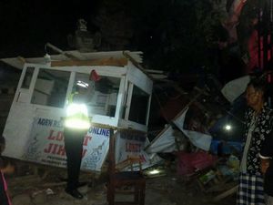 Truk Tabrak Truk di Jalan Denpasar-Gilimanuk, Konter Tiket Online Hancur Truk Tabrak Truk di Jalan Denpasar-Gilimanuk, Konter Tiket Online Hancur