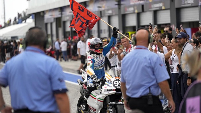 Marc Marquez meraih kemenangan back-toback lagi di MotoGP. (Foto: AP/Antonio Calanni)