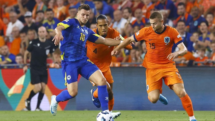 Soccer Football - Nations League - League A - Group 3 - Netherlands v Bosnia & Herzegovina - Philips Stadium, Eindhoven, Netherlands - September 7, 2024 Netherlands Matthijs de Ligt in action with Bosnia & Herzegovinas Ermedin Demirovic REUTERS/Piroschka Van De Wouw