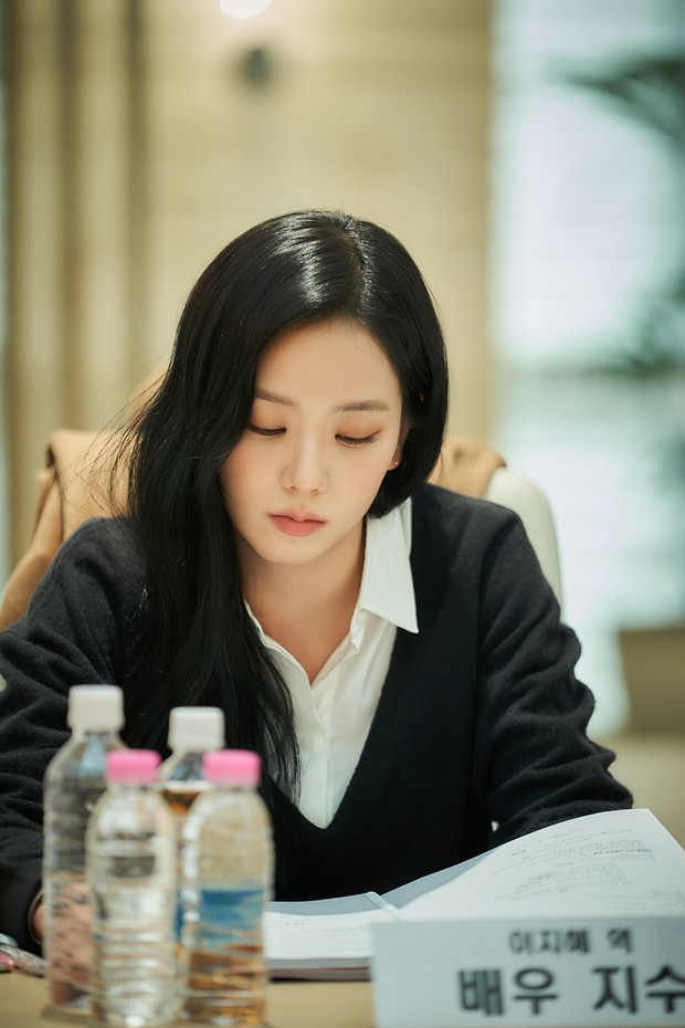 Potret Jisoo dalam pembacaan naskah drama 'Omniscient Viewpoint Readers'