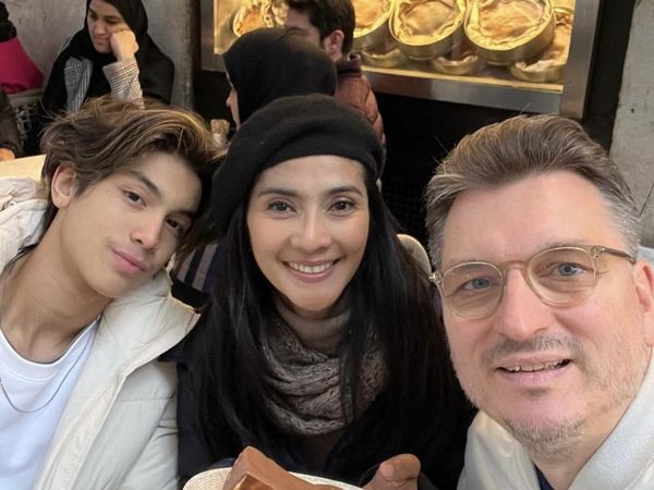 Potret Maudy Koesnaedi Saat Kulineran Seru Bareng Suami dan Anak