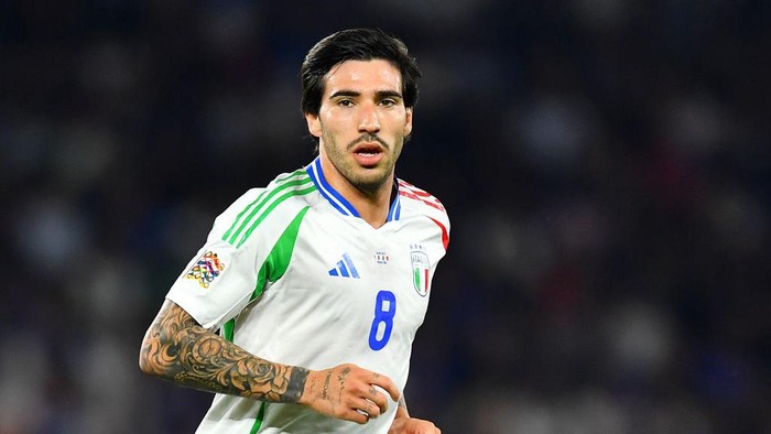 PARIS, FRANCE - SEPTEMBER 06: Sandro Tonali of Italy looks on during the UEFA Nations League 2024/25 League A Group A2 match between France and Italy at Parc des Princes on September 06, 2024 in Paris, France. (Photo by Franco Arland - UEFA/UEFA via Getty Images)