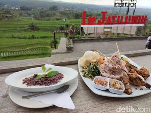 Menikmati Hidangan Lezat dengan Beras Merah Khas Jatiluwih di Jatiluwih Resto Menikmati Hidangan Lezat dengan Beras Merah Khas Jatiluwih di Jatiluwih Resto