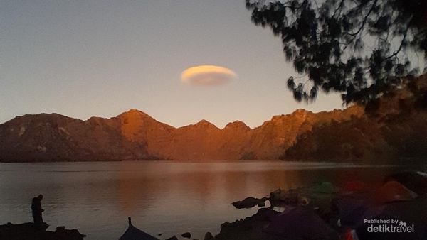 Pesona Danau Segara Anak Rinjani Memang Bikin Jatuh Hati