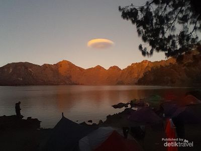 Pesona Danau Segara Anak Rinjani Memang Bikin Jatuh Hati