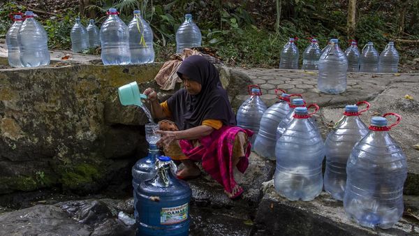 Warga Cilegon Mengais Air dari Sumur yang Mengering