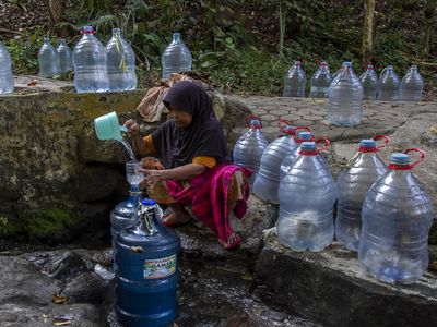 Warga Cilegon Mengais Air dari Sumur yang Mengering