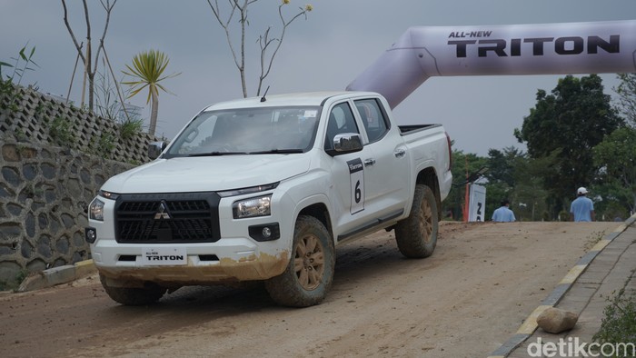 Aksi Mitsubishi All New Triton di saat dites oleh awak media di Desa Pelangi, Sentul.