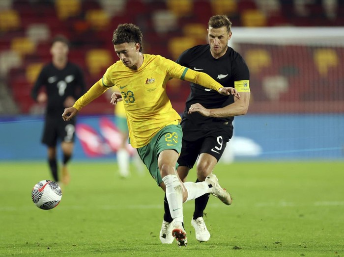 Australias Alessandro Circati (23) dribbles from New Zealands Chris Wood (9) during an international friendly soccer match between Australia and New Zealand, Tuesday, Oct. 17, 2023, at Gtech Community Stadium in London. (AP Photo/Ian Walton)
