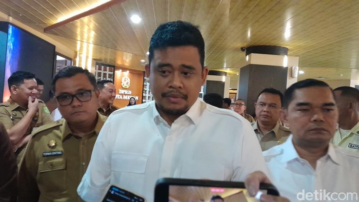 Bobby Nasution di saat diwawancarai di Kantor DPRD Medan (Foto: Nizar Aldi/detikSumut) Bobby Nasution di saat diwawancarai di Kantor DPRD Medan (Foto: Nizar Aldi/detikSumut)