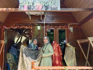Jaga Lingkungan, Kerajinan Songket Binaan PTBA Gunakan Pewarna Alami Jaga Lingkungan, Kerajinan Songket Binaan PTBA Gunakan Pewarna Alami