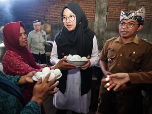 Bupati Ipuk Kagumi Gotong-Royong Warga Desa Banyuwangi Berdayakan Lansia