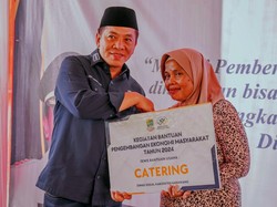 Tingkatkan Perekonomian, Warga Karawang dapat Bantuan Bahan-Alat Usaha