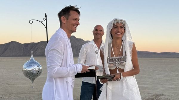 Foto: Model Victorias Secret Nikah di Padang Pasir, Kaki Nyeker Jadi Sorotan