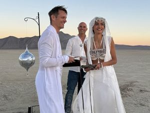 Foto: Model Victorias Secret Nikah di Padang Pasir, Kaki Nyeker Jadi Sorotan Foto: Model Victorias Secret Nikah di Padang Pasir, Kaki Nyeker Jadi Sorotan