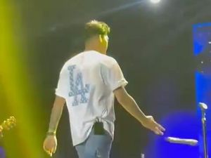 Viral Gilga Sahid Emosi Lempar Mikrofon di Atas Panggung Viral Gilga Sahid Emosi Lempar Mikrofon di Atas Panggung