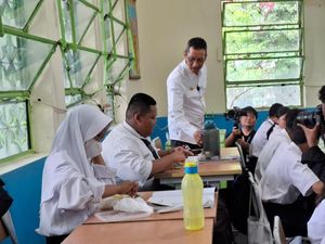 Heru Budi Tinjau Makan Bergizi Gratis di SMP 03 dan SDN 01 Manggarai Jaksel Heru Budi Tinjau Makan Bergizi Gratis di SMP 03 dan SDN 01 Manggarai Jaksel