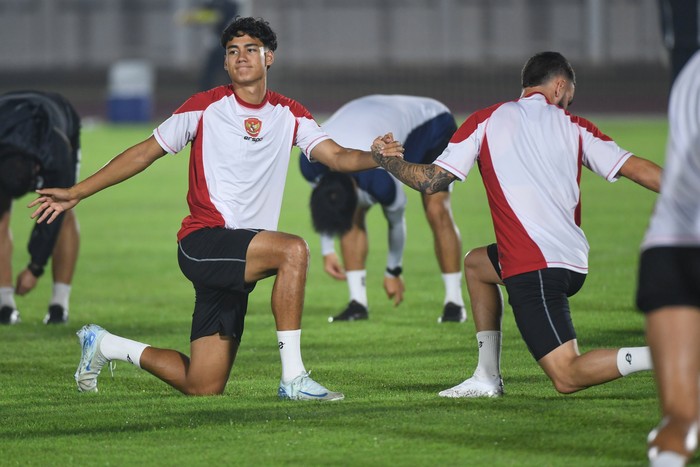Intip Latihan Timnas Indonesia Jelang Lawan Australia Sejumlah pesepak bola Timnas Indonesia melakukan pemanasan sebelum latihan resmi jelang pertandingan melawan Timnas Australia pada laga kedua Grup C putaran ketiga Kualifikasi Piala Dunia 2026 Zona Asia di Stadion Madya, kompleks Gelora Bung Karno, Senayan, Jakarta, Senin (9/9/2024). Timnas Indonesia akan melawan Australia pada Selasa (10/9) di Stadion Utama Gelora Bung Karno (SUGBK). ANTARA FOTO/Hafidz Mubarak A/app/Spt.