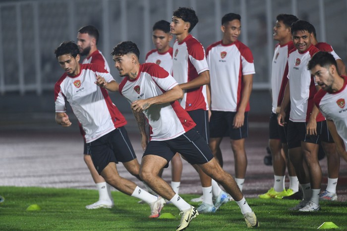 Intip Latihan Timnas Indonesia Jelang Lawan Australia Sejumlah pesepak bola Timnas Indonesia melakukan pemanasan sebelum latihan resmi jelang pertandingan melawan Timnas Australia pada laga kedua Grup C putaran ketiga Kualifikasi Piala Dunia 2026 Zona Asia di Stadion Madya, kompleks Gelora Bung Karno, Senayan, Jakarta, Senin (9/9/2024). Timnas Indonesia akan melawan Australia pada Selasa (10/9) di Stadion Utama Gelora Bung Karno (SUGBK). ANTARA FOTO/Hafidz Mubarak A/app/Spt.