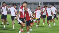 Sejumlah pesepak bola Timnas Indonesia melakukan pemanasan sebelum latihan di Stadion Madya, kompleks Gelora Bung Karno, Senayan, Jakarta, Senin (9/9/2024).