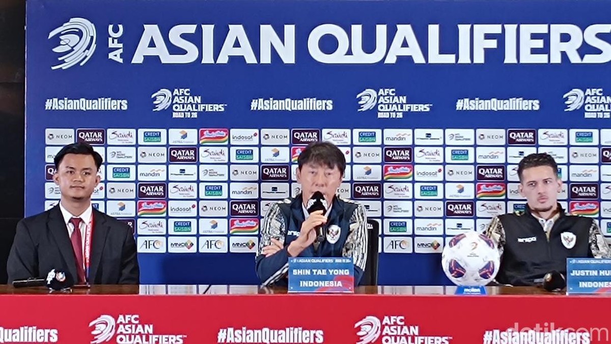 Shin Tae-yong (tengah). Foto: Muhammad Robbani/detikSport
