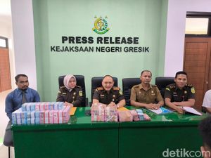 Kejari Gresik Terima Pengembalian Uang dari Koruptor Diskoperindag