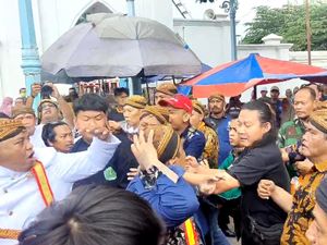 Pembukaan Sekaten di Halaman Masjid Agung Solo Diwarnai Kericuhan Pembukaan Sekaten di Halaman Masjid Agung Solo Diwarnai Kericuhan