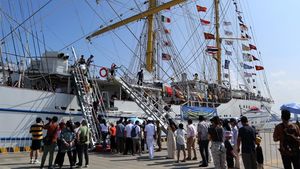 Berlabuh di Shanghai, KRI Bima Suci Jadi Primadona