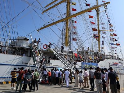 Berlabuh di Shanghai, KRI Bima Suci Jadi Primadona