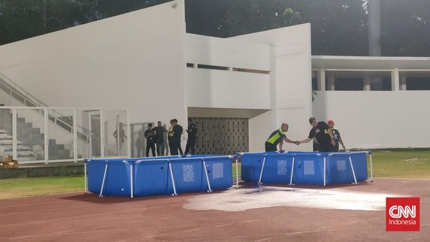Dua buah kolam kecil disiapkan di pojok Stadion Madya, lokasi Timnas Indonesia berlatih.