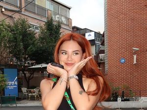 Makin Cantik, Begini Gaya Shafa Harris Saat Ngopi dan Minum Air Kelapa