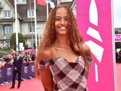 Debut Jadi Sutradara, Malia Obama Tampil Edgy dengan Gaya Street-style