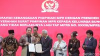 Momen MPR Serahkan Surat Pencabutan Tap MPR 33/1967 ke Keluarga Soekarno