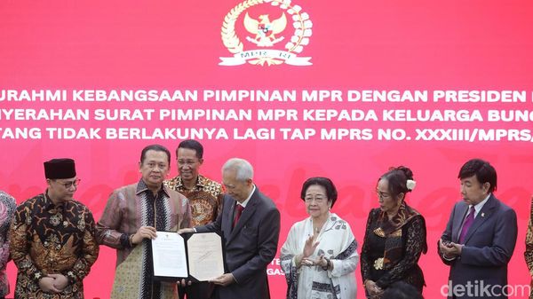 Momen MPR Serahkan Surat Pencabutan Tap MPR 33/1967 ke Keluarga Soekarno