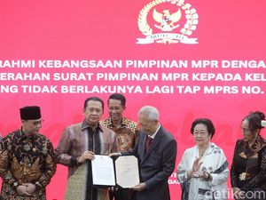 Momen MPR Serahkan Surat Pencabutan Tap MPR 33/1967 ke Keluarga Soekarno