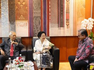 Muzani Cerita Momen Akrab dengan Megawati dan Diminta Kurangi Berat Badan Muzani Cerita Momen Akrab dengan Megawati dan Diminta Kurangi Berat Badan