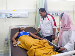Pj Gubernur Jateng Jenguk 2 Atlet Muaythai di RS PON XXI Aceh Pj Gubernur Jateng Jenguk 2 Atlet Muaythai di RS PON XXI Aceh
