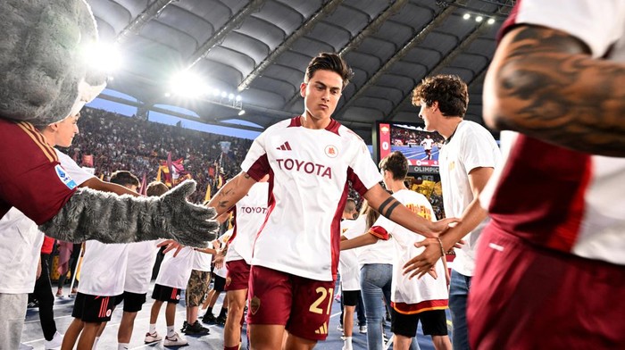 Soccer Football - Serie A - AS Roma v Empoli - Stadio Olimpico, Rome, Italy - August 25, 2024 AS Romas Paulo Dybala during the warm up before the match REUTERS/Alberto Lingria