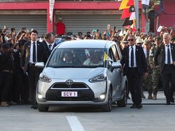 Potret Paus Fransiskus Naik Mobil Merakyat Lagi di Timor Leste