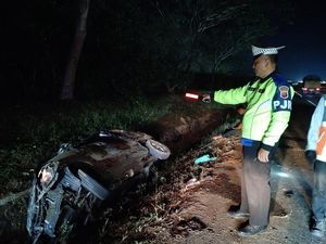 Mobil Pecah Ban, Nyawa Eko Melayang di Tol Cipali Mobil Pecah Ban, Nyawa Eko Melayang di Tol Cipali
