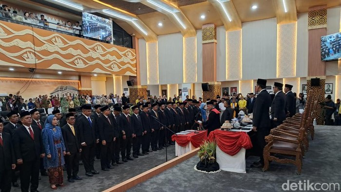 Pelantikan 50 anggota DPRD Kota Makassar terpilih, Sulawesi Selatan (Sulsel), periode 2024-2029. Pelantikan 50 anggota DPRD Kota Makassar terpilih, Sulawesi Selatan (Sulsel), periode 2024-2029.