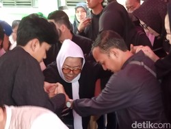 Isak Tangis Ibunda di Pemakaman Puput Novel: Selamat Jalan Anakku Sayang