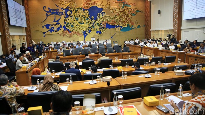 Pemerintah yang diwakili MenPAN-RB Azwar Anas dan Menkumham Supratman Andi Agtas menggelar rapat kerja dengan Baleg dewan perwakilan rakyat membahas RUU Kementerian Negara di Gedung DPR, Jakarta, Senin (9/9/2024).