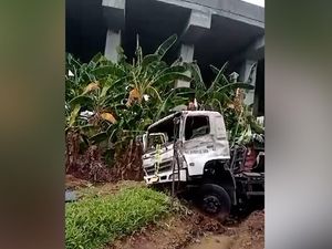 Penampakan Truk Kontainer yang Terjun dari Atas Tol Cibitung-Cilincing
