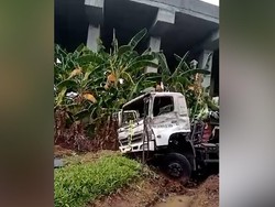 Penampakan Truk Kontainer yang Terjun dari Atas Tol Cibitung-Cilincing