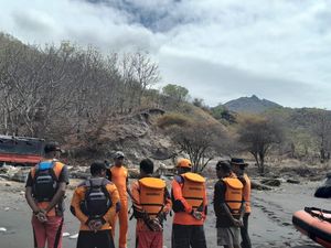 Nelayan Hilang Setelah Jatuh dari Tebing Pantai Atadei Saat Cari Siput Nelayan Hilang Setelah Jatuh dari Tebing Pantai Atadei Saat Cari Siput